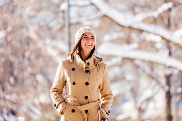 Mujer joven, en, invierno