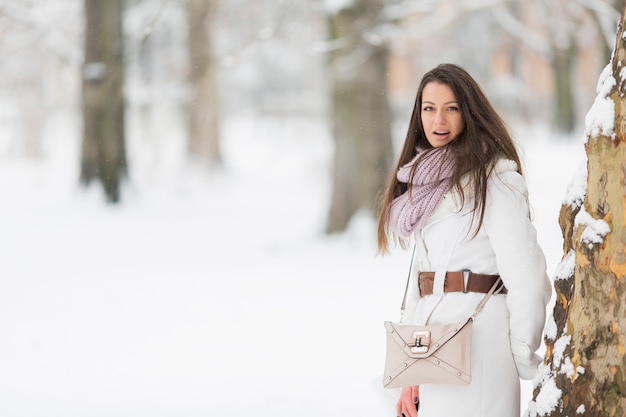 Mujer joven, en, invierno