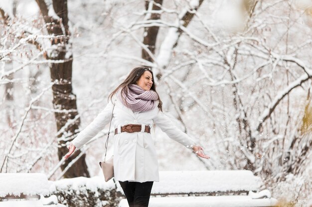 Mujer joven, en, invierno