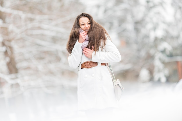 Mujer joven, en, invierno