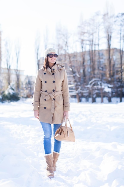 Mujer joven, en, invierno