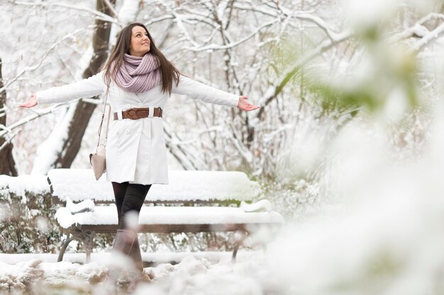 Mujer joven, en, invierno