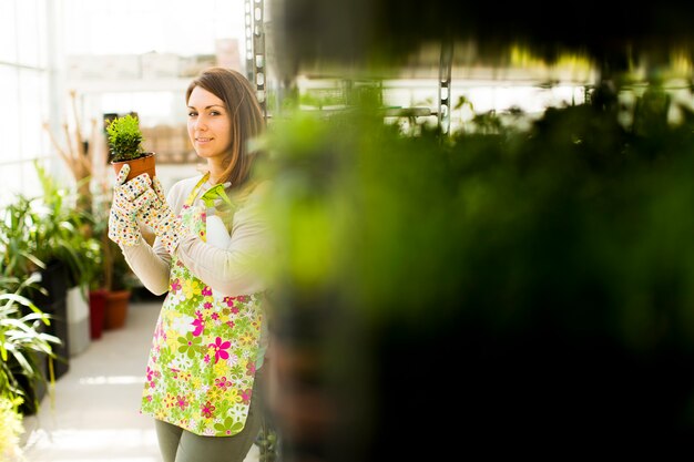 Foto mujer joven, en, jardín de flores