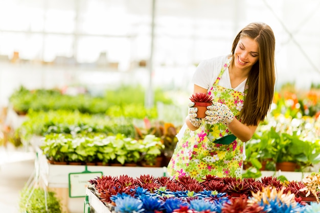 Mujer joven, en, jardín de flores