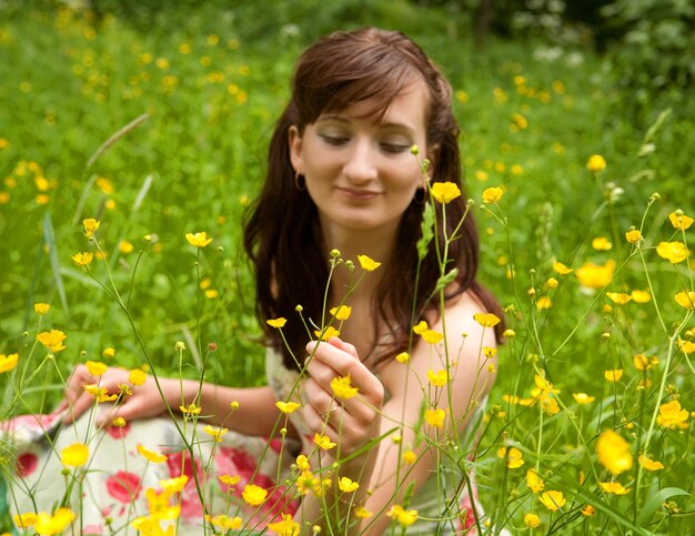 Foto mujer joven en el jardín de verano