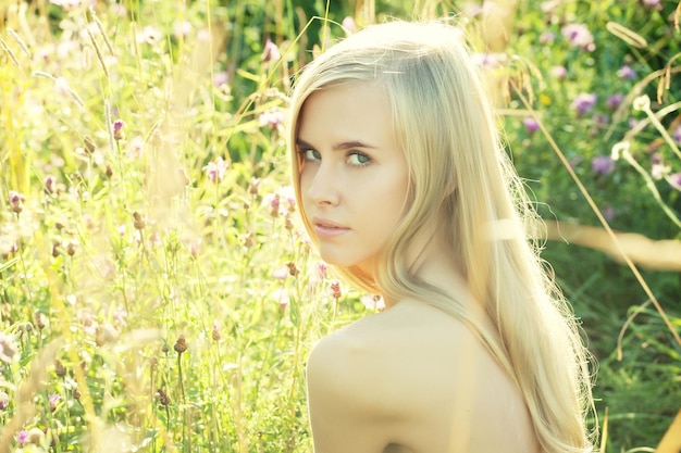 Mujer joven en el jardín de verano