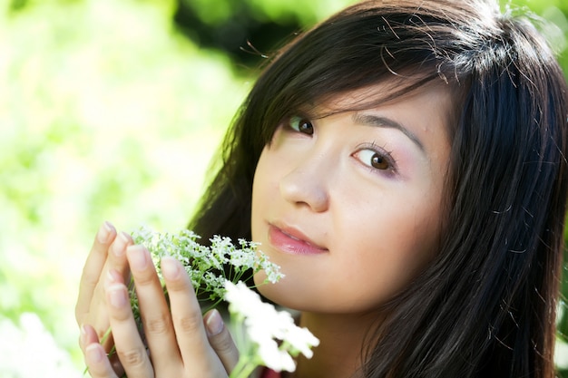 Mujer joven en el jardín de verano