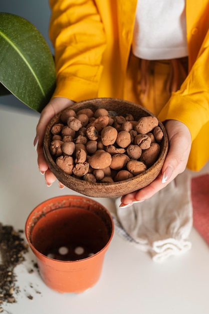 Foto mujer joven jardinería en casa