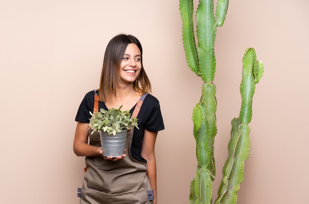 Foto mujer joven jardinero con plantas