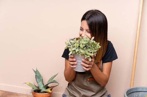 Mujer joven jardinero con plantas