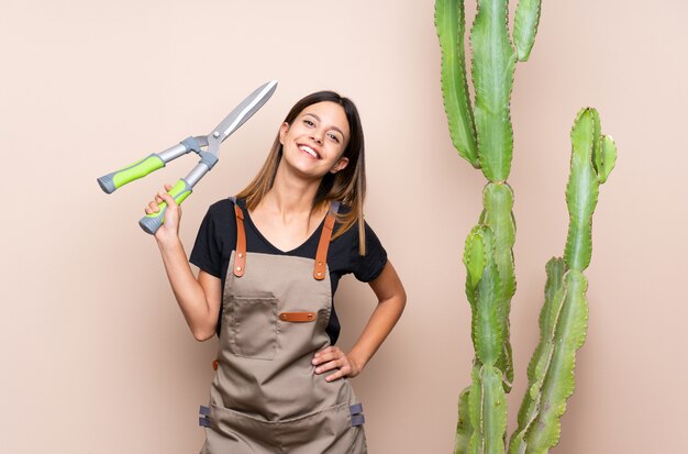 Mujer joven jardinero con plantas