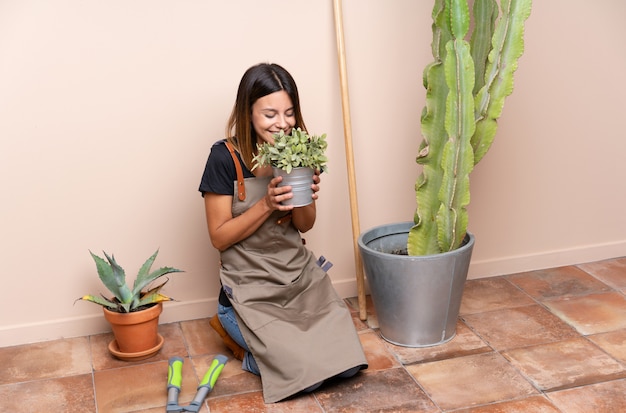 Foto mujer joven jardinero con plantas