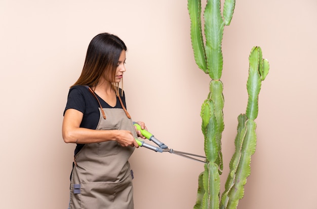 Mujer joven jardinero con plantas