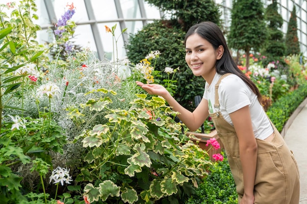 Mujer joven jardinero que se siente feliz trabajando en su granja