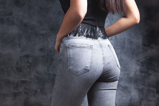 Mujer joven, en, jeans, por detrás