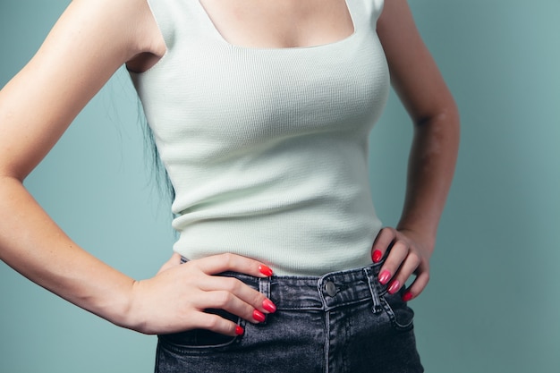 Mujer joven, en, jeans, por detrás