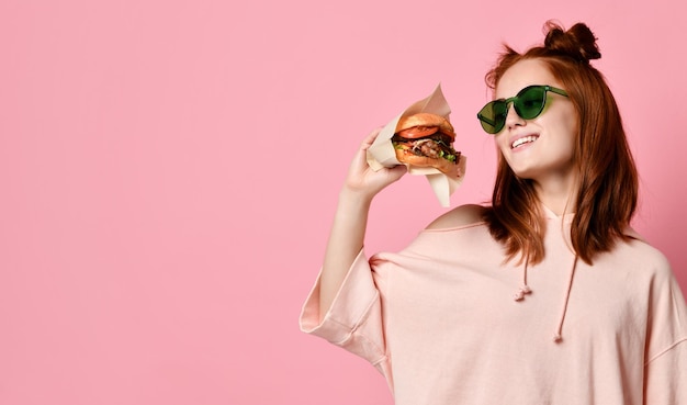 Mujer joven jengibre positiva posar para selfie