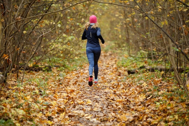 Mujer joven, jogging, en, mañana, en, otoño, parque