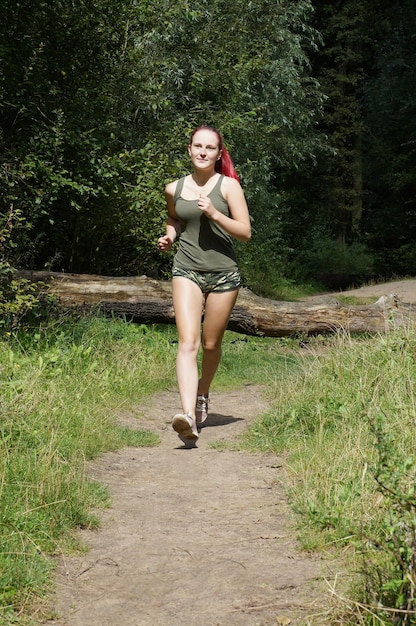 mujer joven, jogging