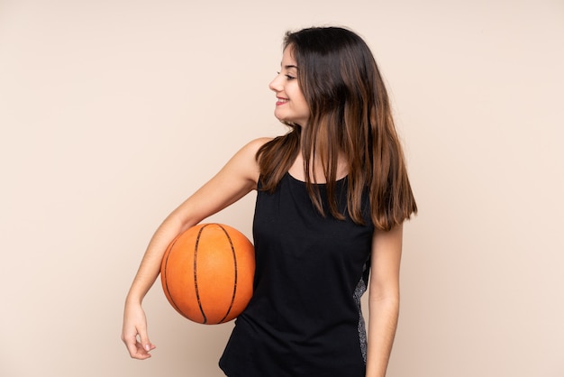 Mujer joven, juego, baloncesto