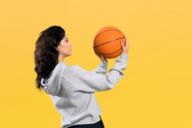 Mujer joven, juego, baloncesto