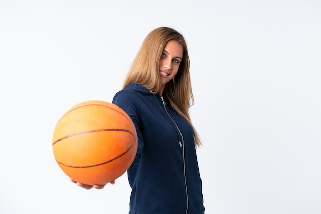 Mujer joven, juego, baloncesto