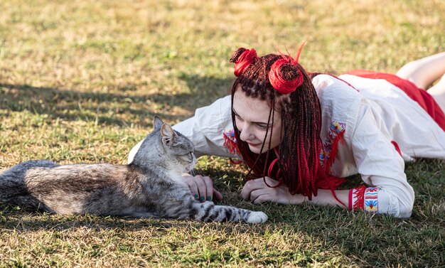 Mujer joven, juego, con, gato