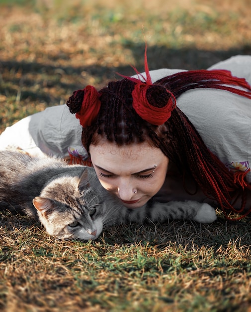 Mujer joven, juego, con, gato