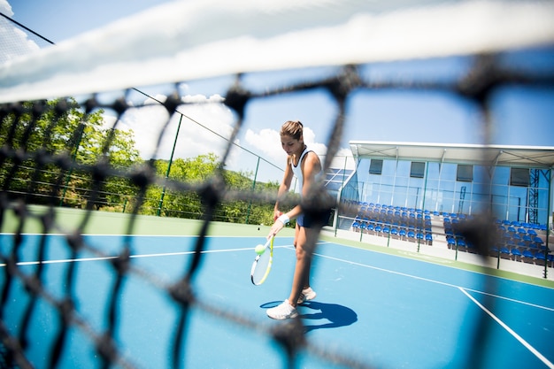Mujer joven, juego, tenis