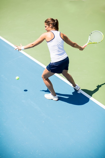 Mujer joven, juego, tenis