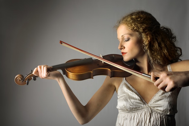 Mujer joven, juego, en, un, violín