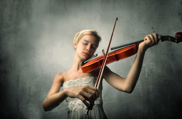 Mujer joven, juego, en, un, violín