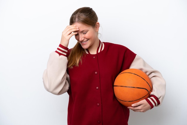 Mujer joven jugador de baloncesto aislado sobre fondo blanco riendo