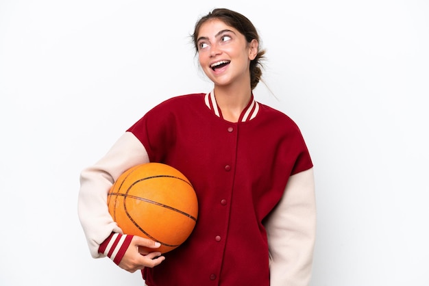 Mujer joven jugador de baloncesto aislado sobre fondo blanco riendo