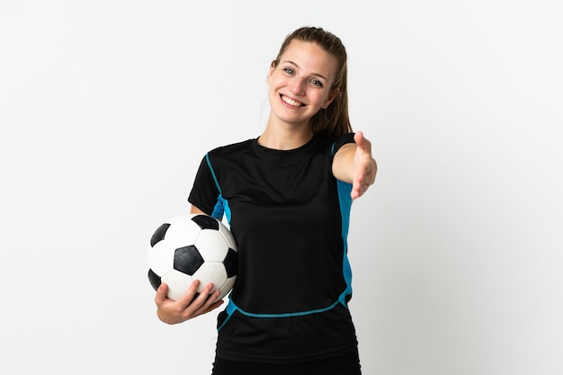 Mujer joven jugador de fútbol aislado en blanco un apretón de manos para cerrar un buen trato
