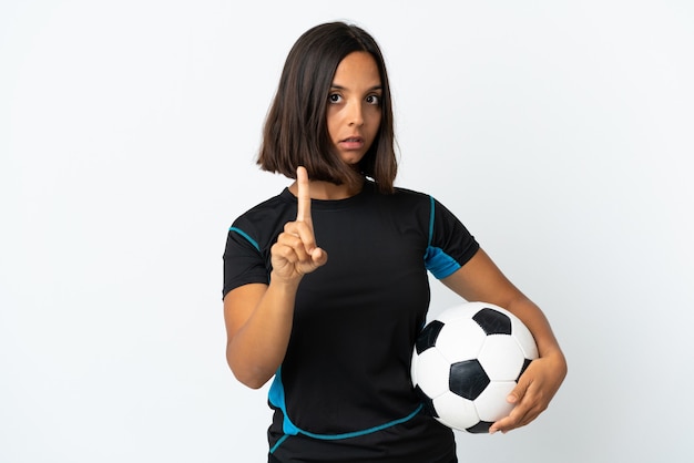 Mujer joven jugador de fútbol aislado en blanco mostrando y levantando un dedo