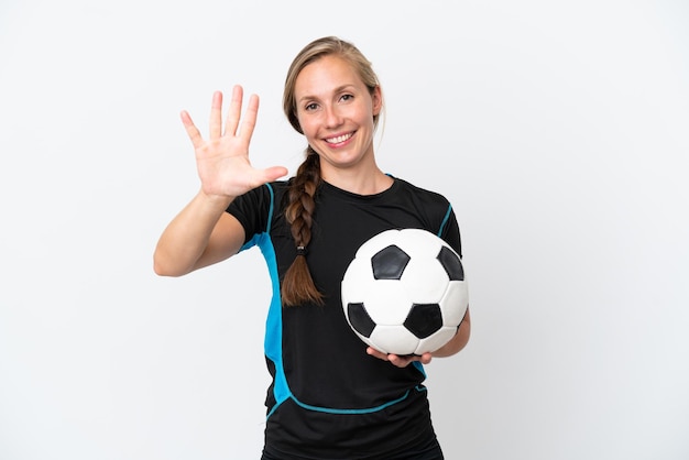 Mujer joven jugador de fútbol aislado sobre fondo blanco contando cinco con los dedos