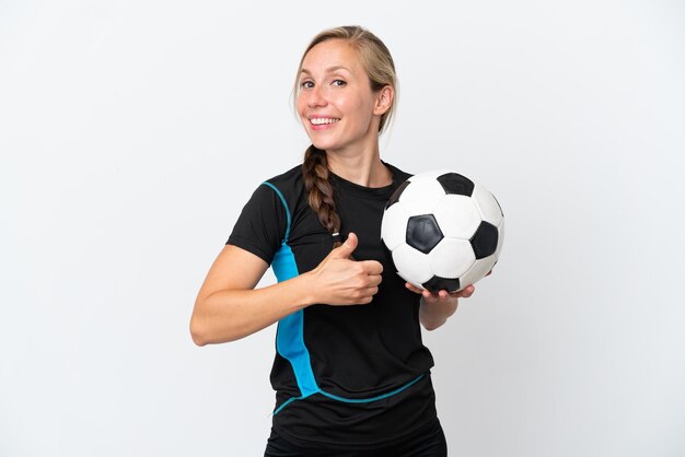 Foto mujer joven jugador de fútbol aislado sobre fondo blanco dando un gesto de pulgar hacia arriba