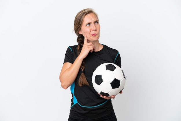 Mujer joven jugador de fútbol aislado sobre fondo blanco con dudas y pensamiento