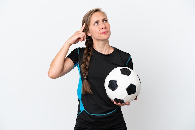 Mujer joven jugador de fútbol aislado sobre fondo blanco con dudas y pensamiento