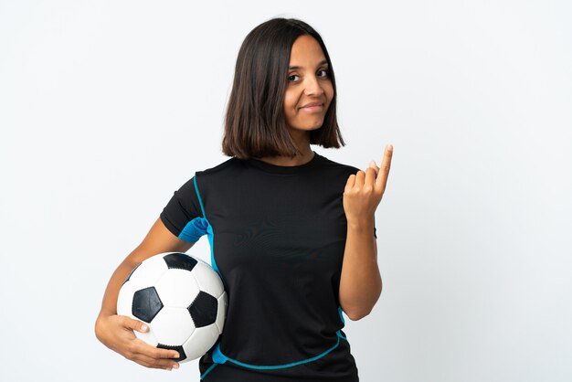 Mujer joven jugador de fútbol aislado sobre fondo blanco haciendo gesto que viene