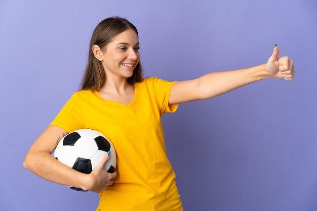 Mujer joven jugador de fútbol lituano aislado