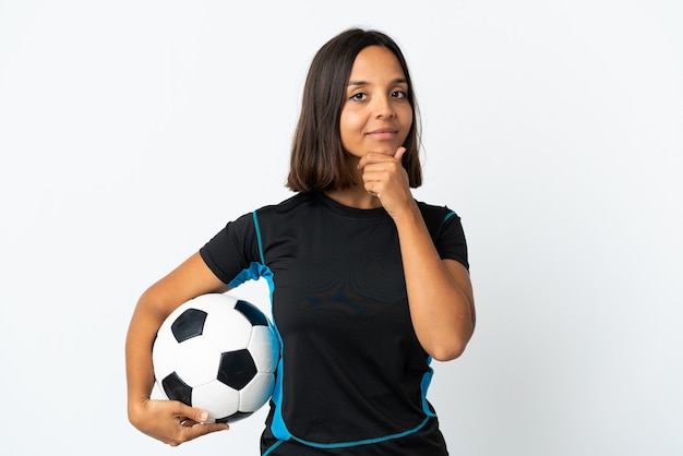 Mujer joven jugador de fútbol en el pensamiento blanco