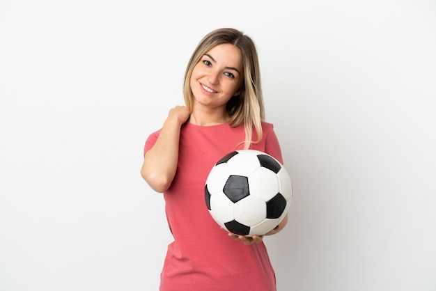 Mujer joven jugador de fútbol sobre pared blanca aislada riendo