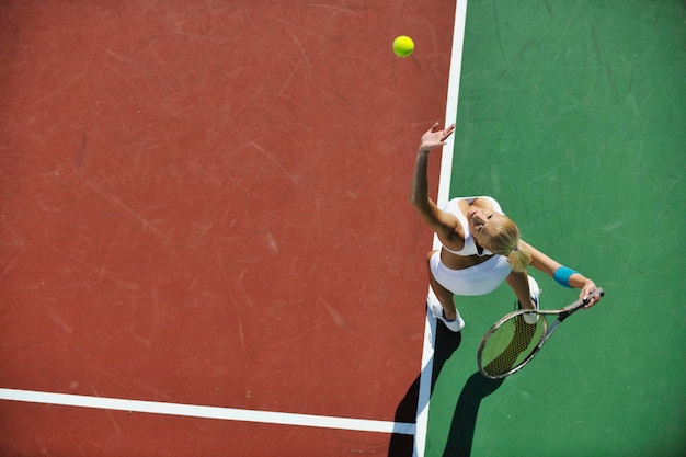 Mujer joven jugando al tenis