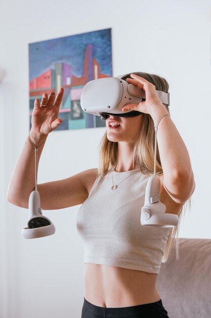 Mujer joven jugando con gafas de realidad virtual