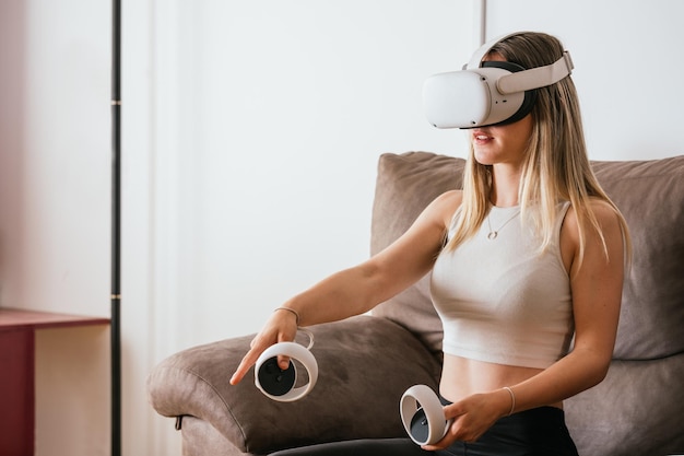 Mujer joven jugando juegos de realidad virtual