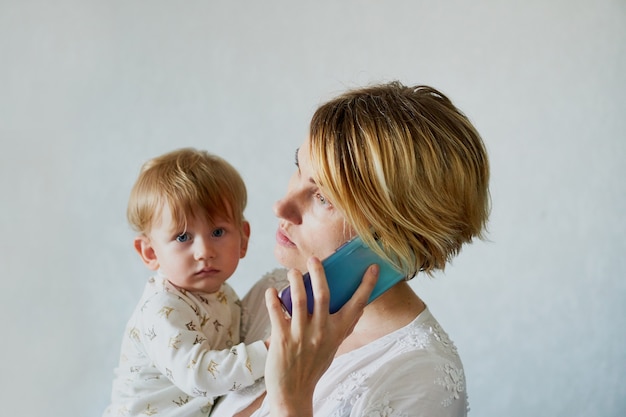 Mujer joven jugando con su pequeño hijo