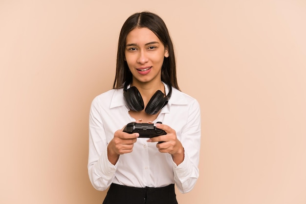 Mujer joven jugando un videojuego con un controlador de juego aislado