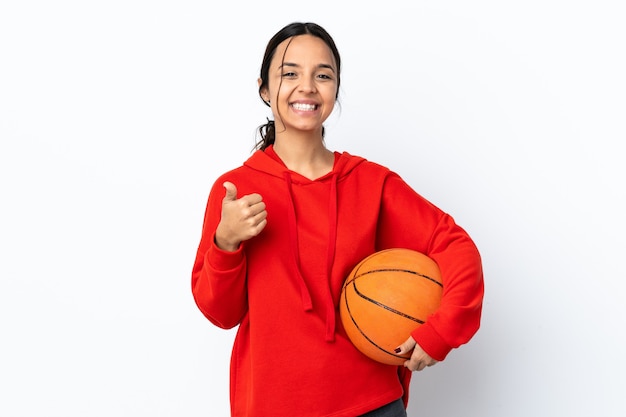 Mujer joven, jugar al básquetbol, aislado